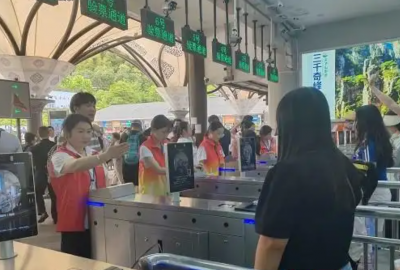 2025年火爆“五一”假期，張家界口岸出入境旅客超9100人次